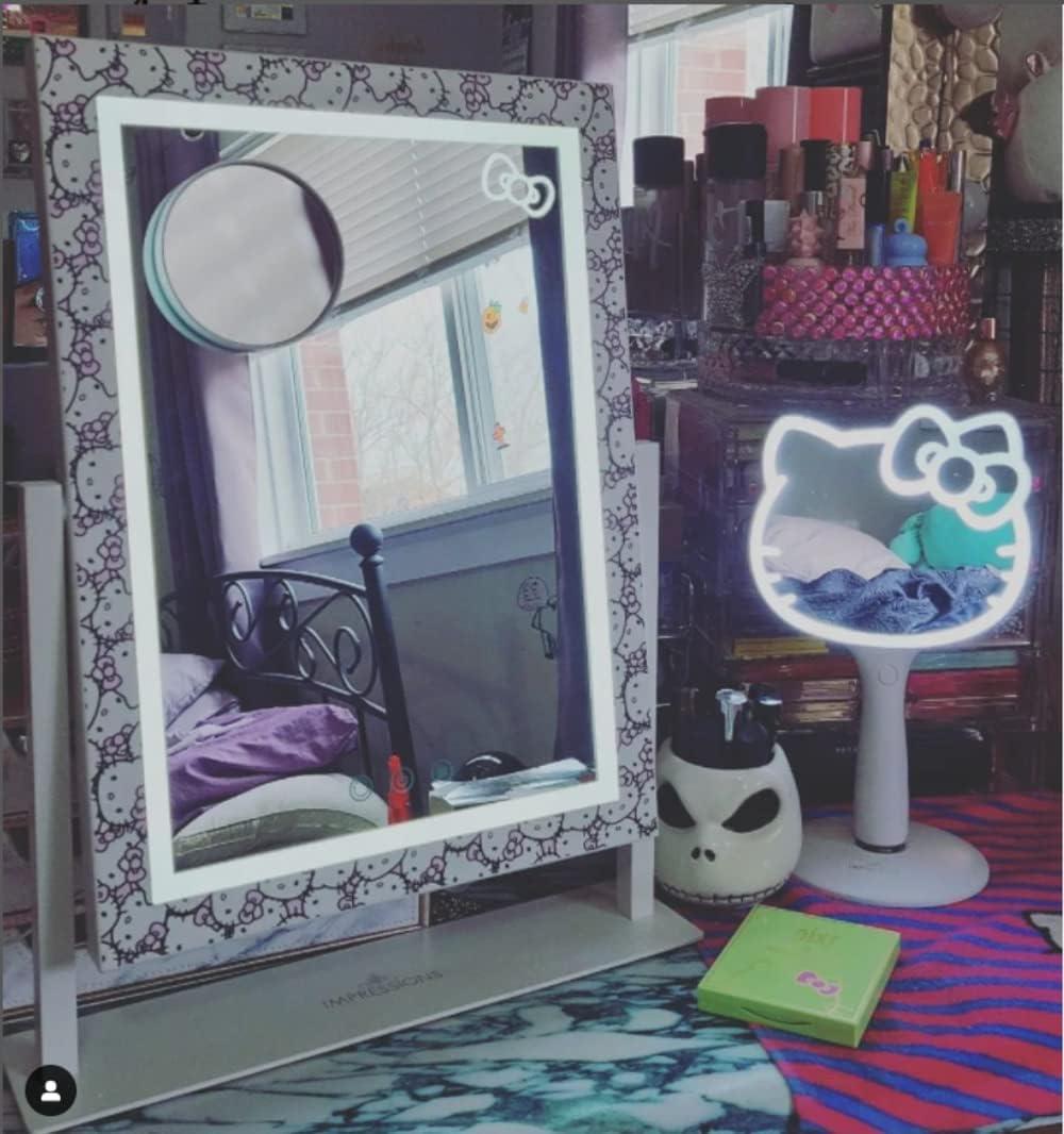 Impressions Vanity Hello Kitty Mirror with Lights, Trifold LED Tri-Tone  Makeup Mirror with Touch Sensor and Three Adjustable Mirror Panels, Makeup  Vanity Handheld Magnifying Mirror (Pink) : : Beauty