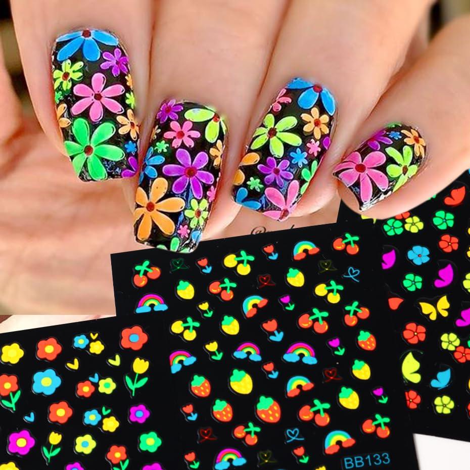 Bright Floral Nail Art That Shines at Night