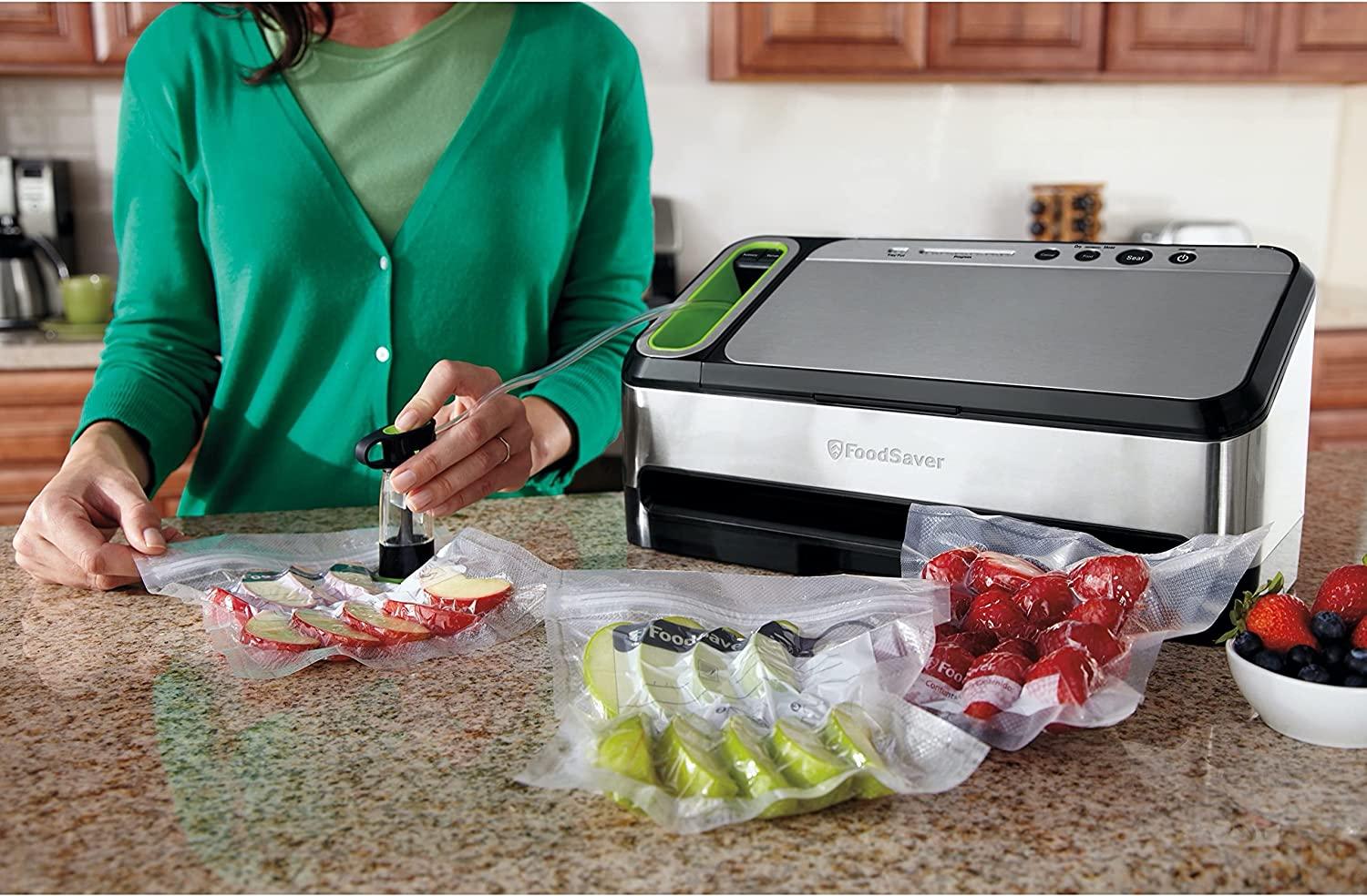 FoodSaver Vacuum Sealer Machine with Automatic Bag Detection, Sealer Bags  and Roll, and Handheld Vacuum Sealer for Airtight Food Storage and Sous  Vide, Silver Vacuum Sealing System