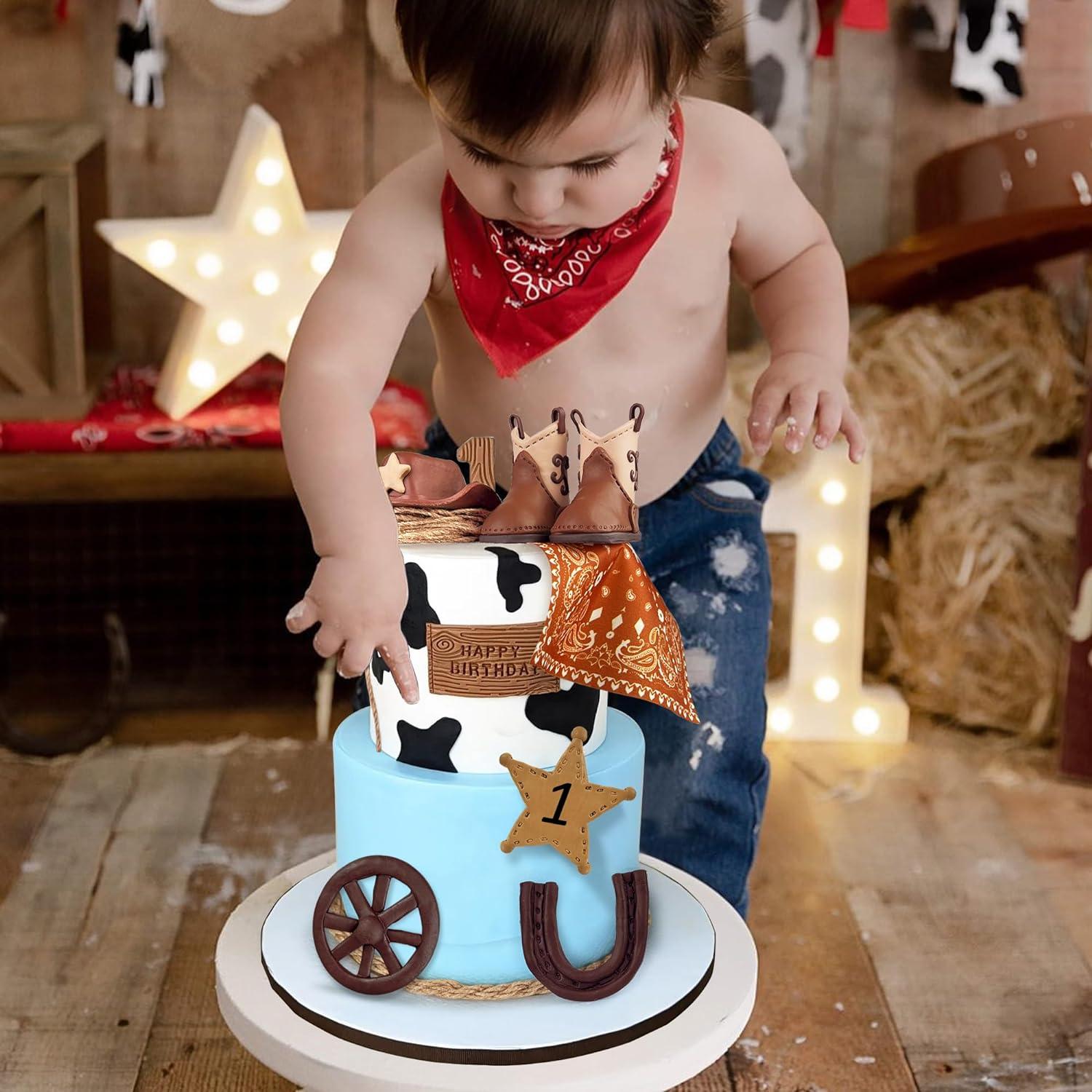 Topper Per Torta Cowboy Glitterato – Decorazioni Baby Shower A Tema Western – Scritta 'A Little Cowboy Is On The Way'