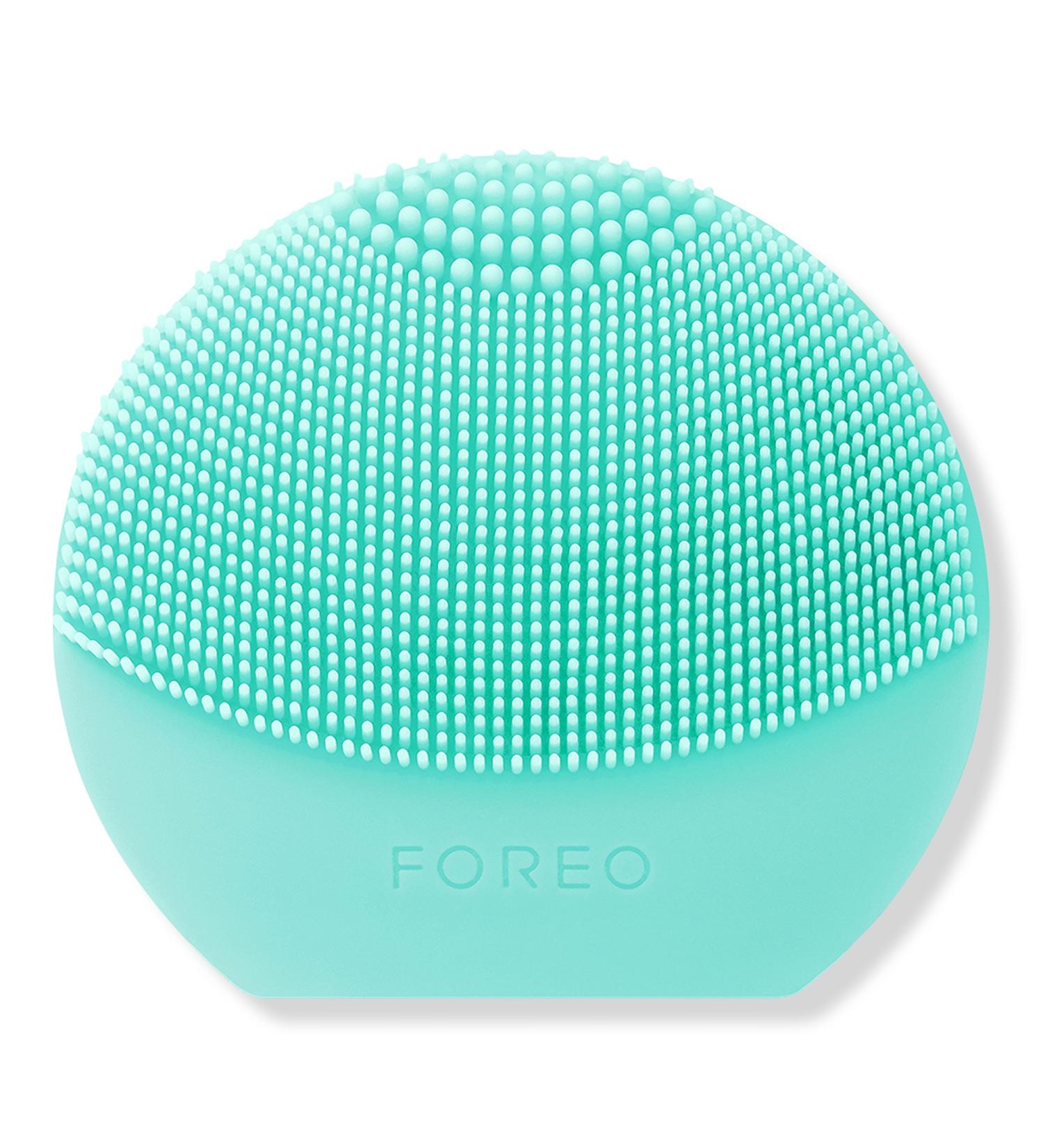 Discover FOREO LUNA Play Plus 2 Facial Cleansing Massager Minty Cool - Elevate Your Style Instantly! - Buy Online on GoSupps.com