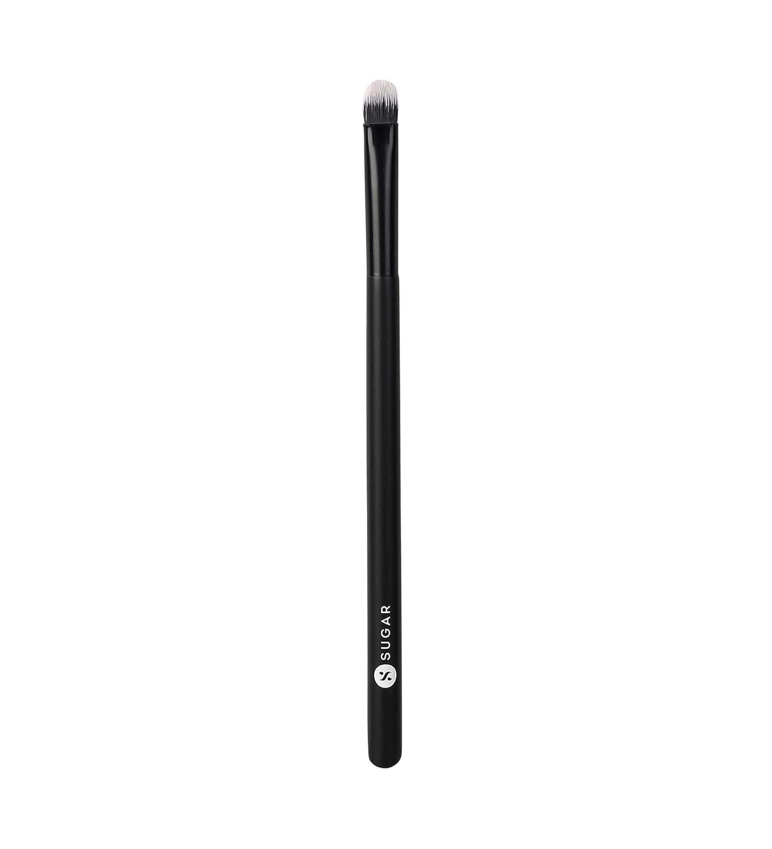 Love Earth Cosmetics Blend Trend 041 flat eyeshadow brush soft synthetic bristles and wooden handle - Buy Online on GoSupps.com