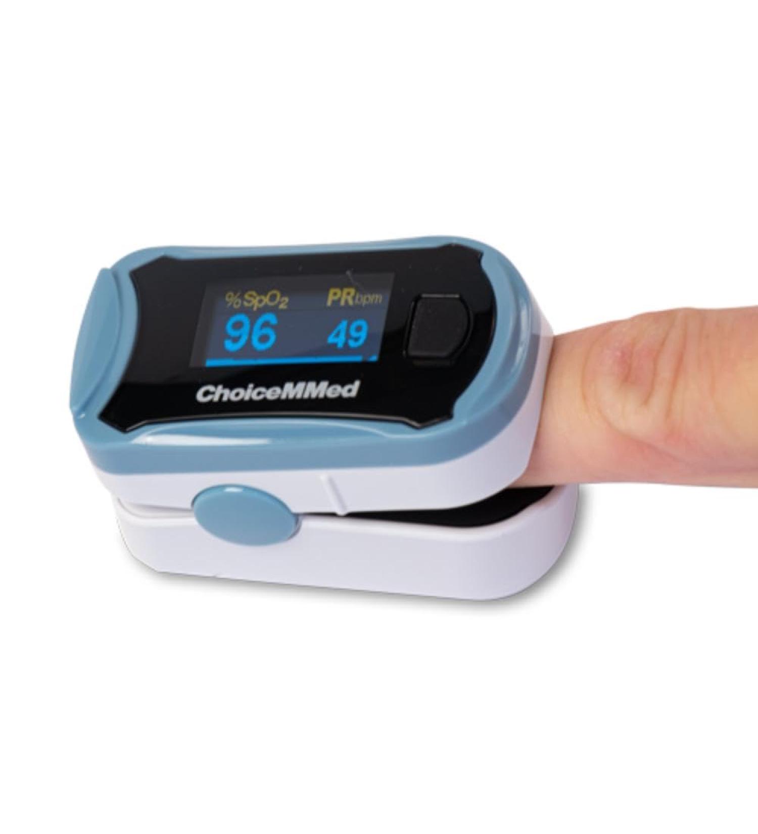 ChoiceMMed Fingertip Pulse Oximeter Purple MD300C29 Blue Oximeter for rapid measurement of heart rate and oxygen saturation (SpO2) simple and durable physiological monitoring device