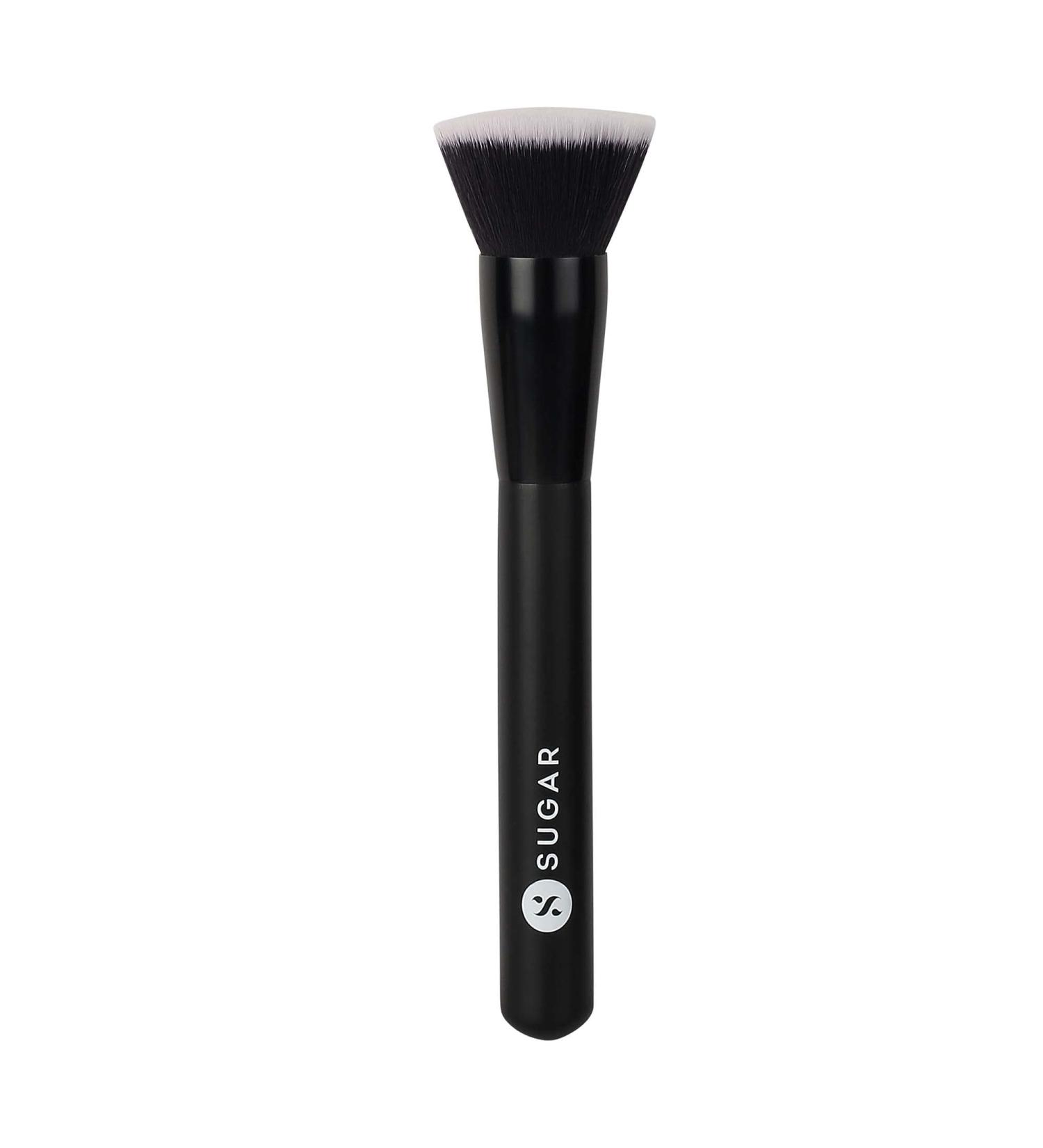 SUGAR Cosmetics Blend Trend 052 Kabuki Brush for Foundation - Soft Synthetic Bristles & Wooden Handle - International Shipping Available - Buy Online on GoSupps.com