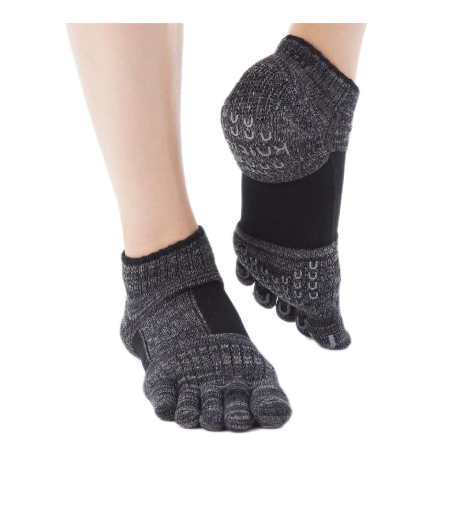 Knitido+ Umi ABS toe socks for Pilates and yoga with arch support 35-38 black (09)