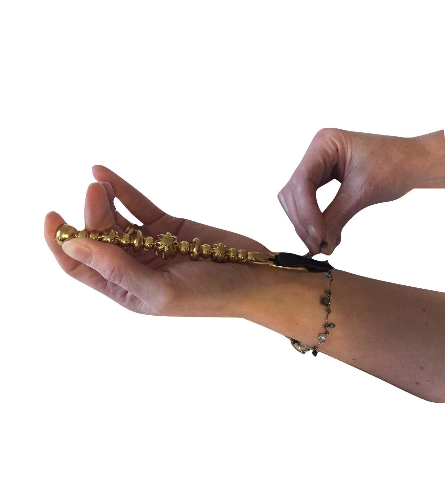 Bracelet Buddy - Jewelry Fastening Aid for Easy Bracelet Fastening - Buy Online on GoSupps.com