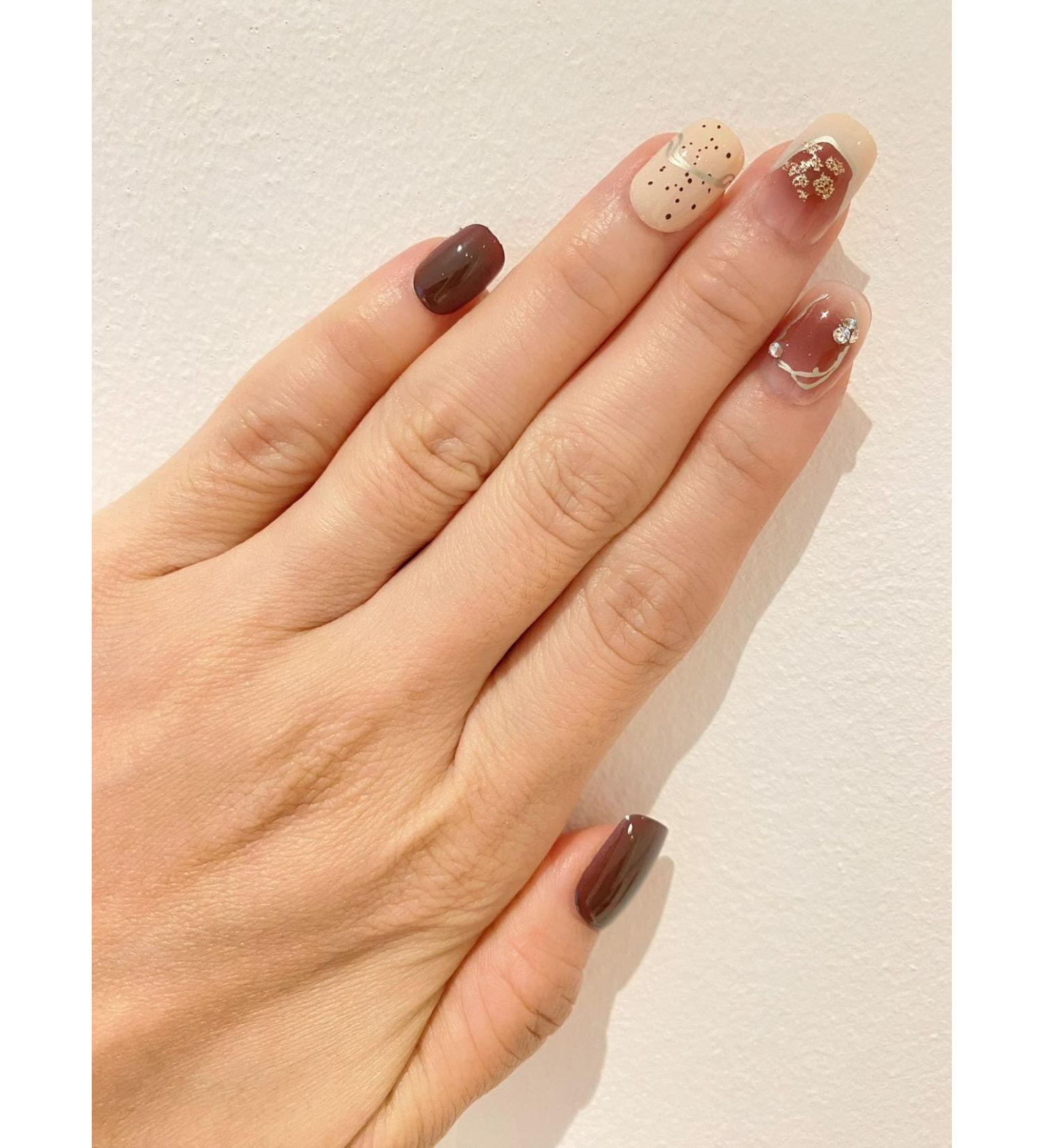Short Squoval Round Crystal White/Burgundy Fake Press On Nail Set - Buy Online on GoSupps.com