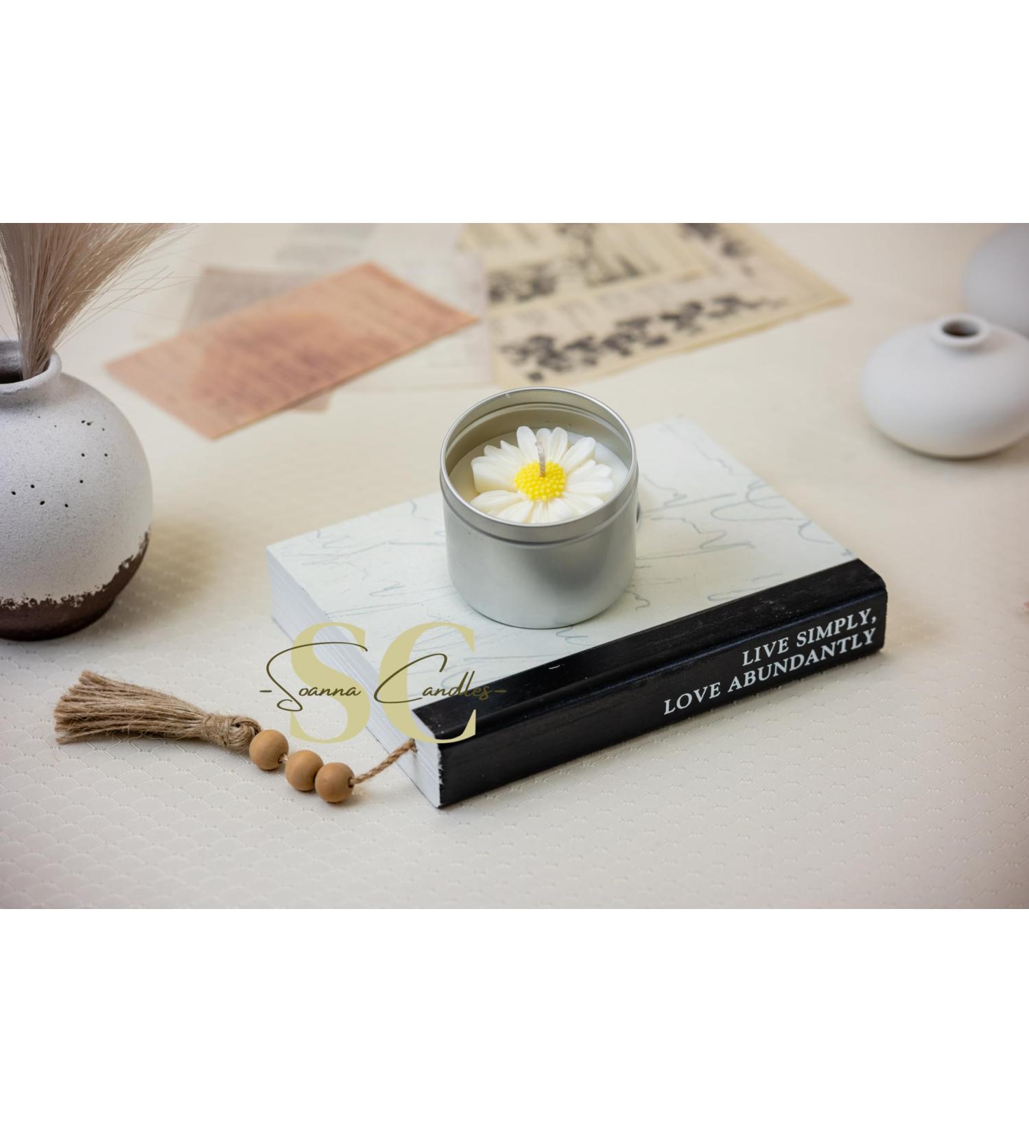 Candle with a Daisy (White Petal Cashmere)