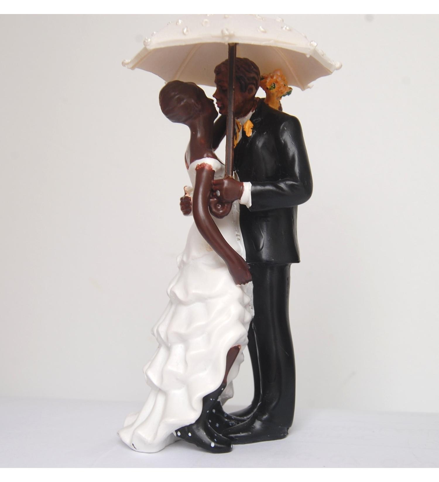 DreamWedding-UK Bride and Groom Under Umbrella Sharing a Romantic Kiss Couple in Love Figurine Wedding Cake Toppers Artificial Resin Both Black 8 topper 8 Both Black