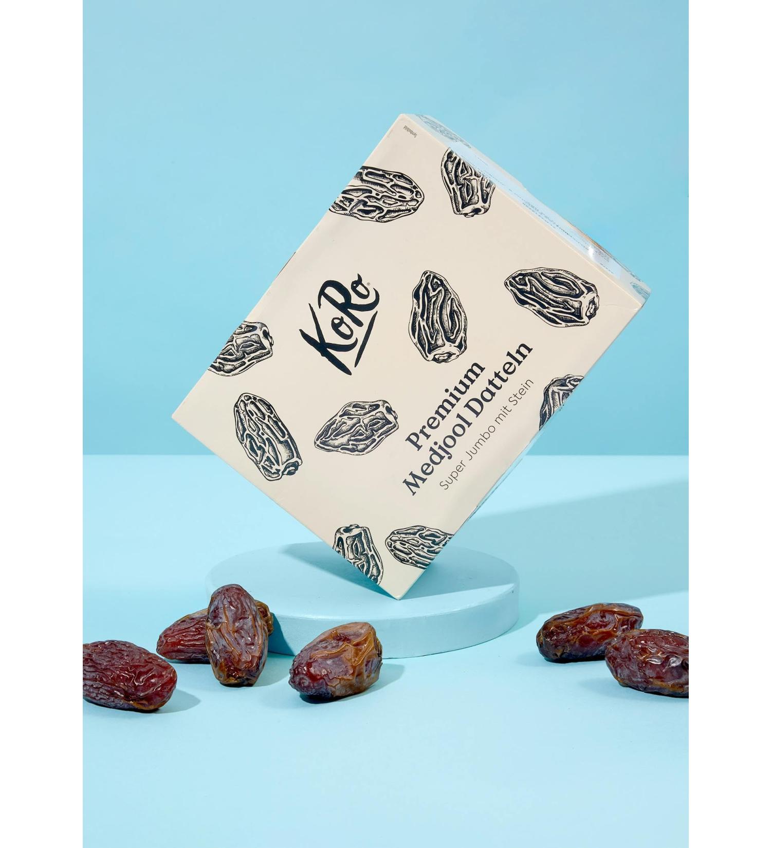 KoRo - Premium Medjool Dates with Stein Medjool Plus 1 kg - S ß und saftig - Ballaststoffreich - Ohne Zuckerzusatz* - Buy Online on GoSupps.com