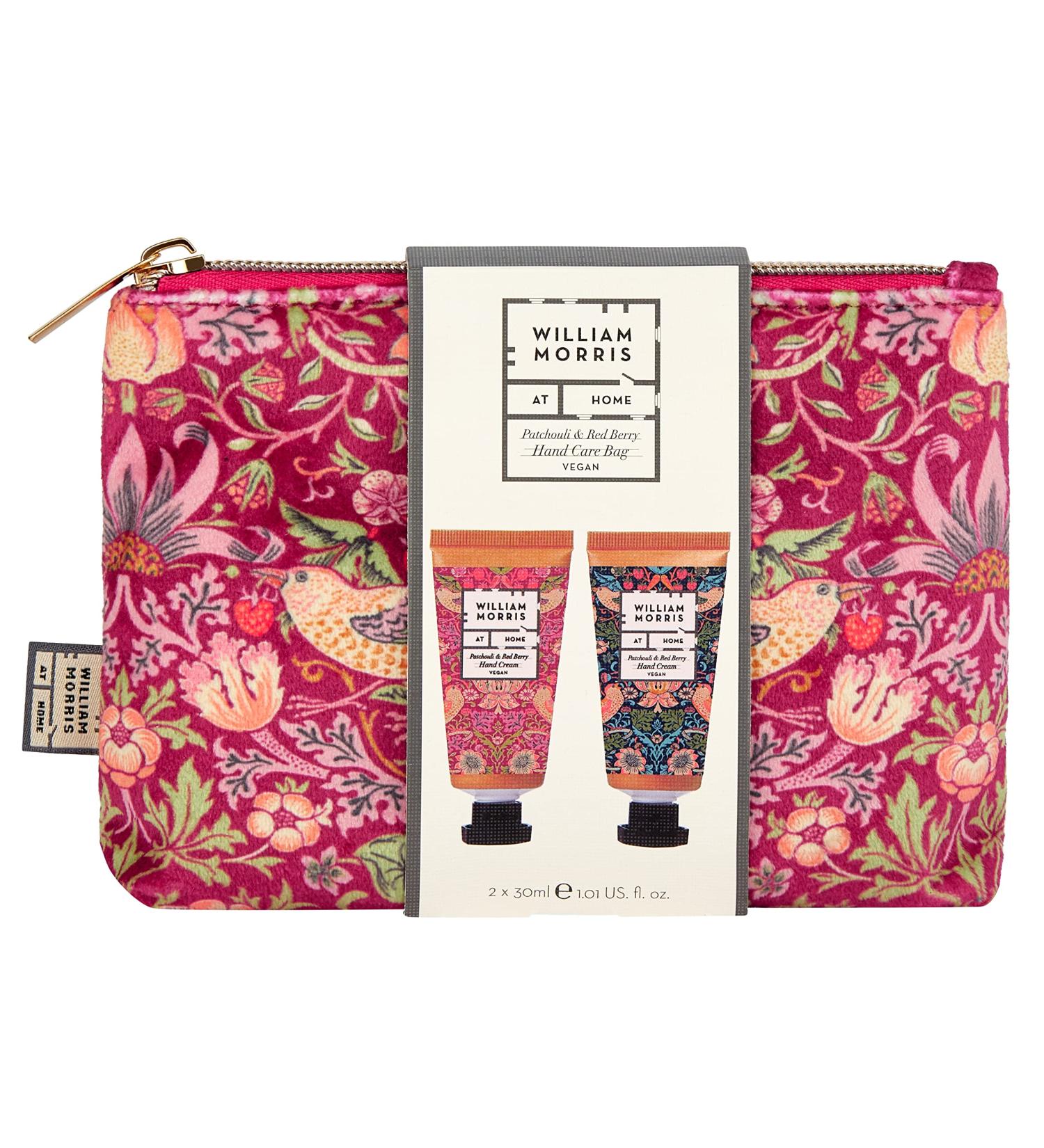 William Morris At Home Lot de 2 cr mes pour les mains de 30 ml trousse de toilette organiseur de beaut fermeture clair beurre de karit cr me hydratante patchouli et baies rouges format Patchouli et baies rouges Duo de soins des mains - Buy Online on GoSupps.com