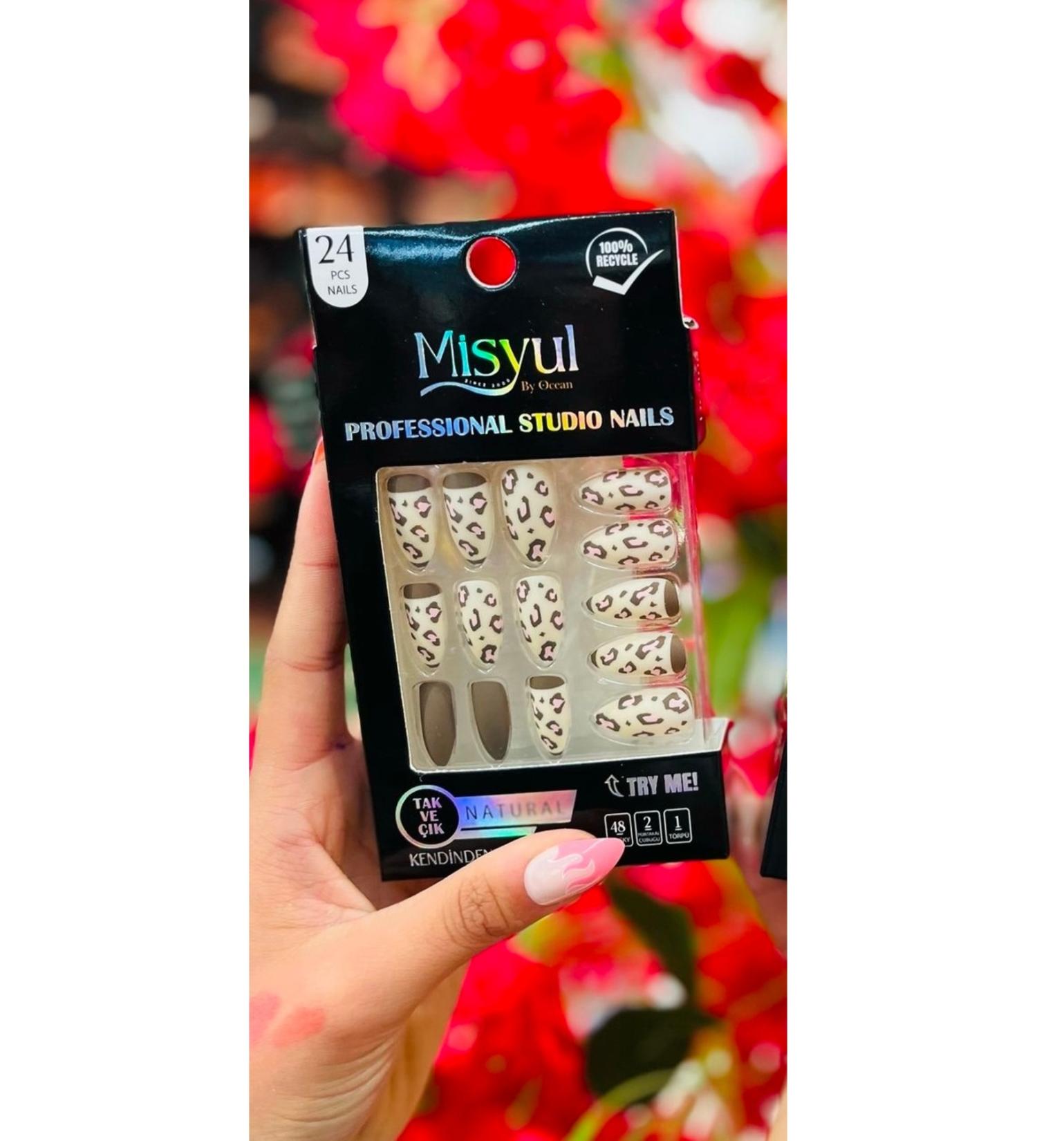 Madam accesorize Misyu leopard model fake nails