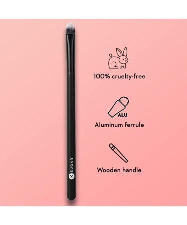 Love Earth Cosmetics Blend Trend 041 flat eyeshadow brush soft synthetic bristles and wooden handle - Buy Online on GoSupps.com