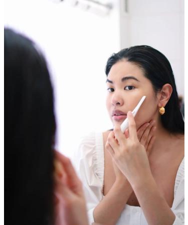 Finishing Touch Flawless Dermaplane Glo Lighted Facial Exfoliator - White/Rose Gold with 6 Replacement Heads - Buy Online on GoSupps.com