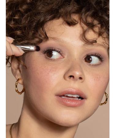 ILIA Shadow Brush - Non-Toxic Vegan Eyeshadow Brush | Cruelty-Free with Soft Synthetic Bristles & White Wood Handle | Clean Makeup Tool - Buy Online on GoSupps.com