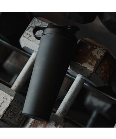 HydroJug Shaker en plastique de 710 ml Parfait pour les boissons prot in es les boissons avant l'entra nement le caf glac Facile m langer double isolation compatible avec le porte-gobelet Noir - Buy Online on GoSupps.com