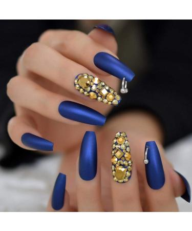 Hujl artificial nails "Punkgold and blue diamonds are pressed on the artificial nails and the extra long matt coff" are applied to the nails. "