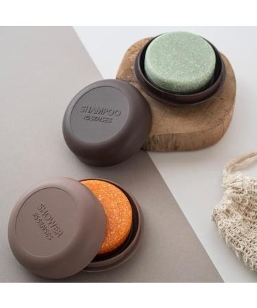 R5 - Kit 1 solid moisturizing shampoo + 1 solid shower gel + 2 solid shower holders in 100% recycled plastic - Two solids of 70g each (the equivalent of 4 bottles of 250ml). - Buy Online on GoSupps.com