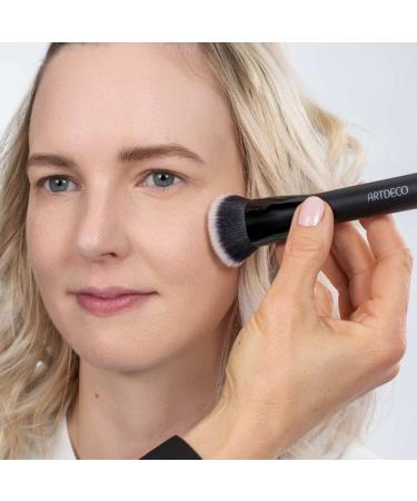 ARTDECO Medium Oval Brush - Premium Make-up Brush for Blending & Contouring | 1 Piece - International Shipping Available - Buy Online on GoSupps.com