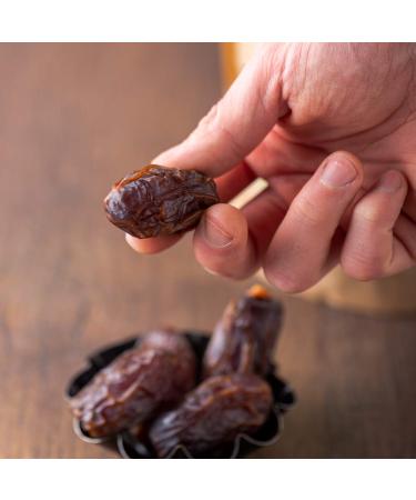 Bio Medjool Datteln aus Pal stina - Jumbo 1 kg | S ssundClever | Kompostierbare Verpackung - Besonders Saftig & Groß - Buy Online on GoSupps.com