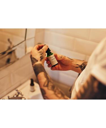 Pomp & Co Non Greasy Beard Oil - Huile de barbe hydratante et adoucissante l'huile de jojoba et d'argan - 30 ml - Buy Online on GoSupps.com