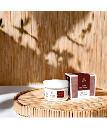 ApiNature Eclat dEssence Cr me Royal Gel revitalizing 50 ml regenerating and antiwrinkle with natural extracts of royal jelly and squalane Regenerating jelly Royale - Buy Online on GoSupps.com
