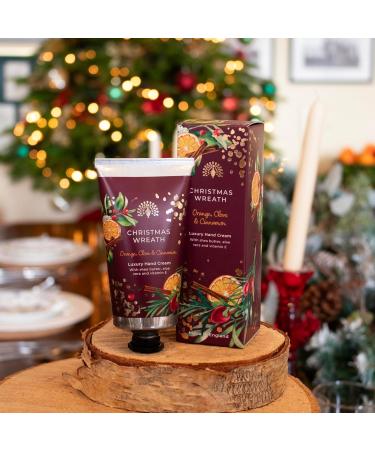  The English Soap Company The English Soap Company Christmas Wreath Cr me pour les mains 75 ml - Buy Online on GoSupps.com
