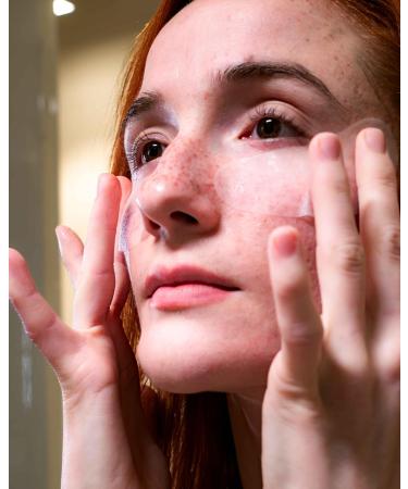 BIOKOSMO - italian roots - DISTESTED EYE PATCH. Organic ivy and blackcurrant extract. Contains 4 envelopes of 2 disposable eye patches 16 ml. 100% Made in Italy and Cruelty Free - Buy Online on GoSupps.com