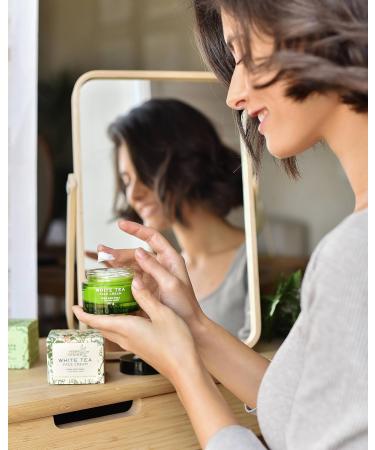 Tiande Facial cream with white tea against wrinkles and pigment spots 50g TIANDE 17101 for men and women has an optimal protection level of SPF 10 - Buy Online on GoSupps.com