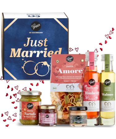 Gepps delicatessen just Married Wedding gift for the bridal couple I gift box filled with delicacies such as homemade heart pasta truffle pesto i gourmet gift wedding