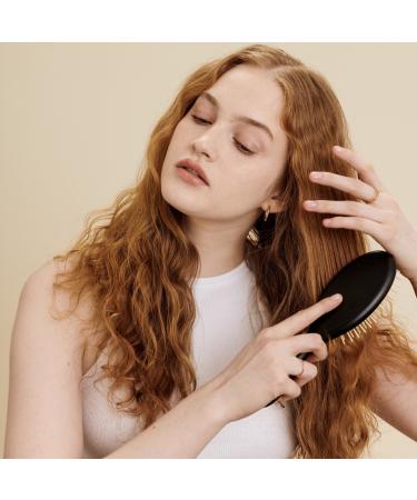 Shop Crown Affair The Detangling Brush No. 002 - Standard size Online - Best Price & International Shipping - Buy Online on GoSupps.com