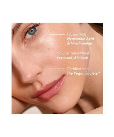 Oriflame Giordani Gold Vegan Foundation SPF 25 Formulated with Hyaluronic Acid Offering 8-Hour Moisture Support - Buy Online on GoSupps.com