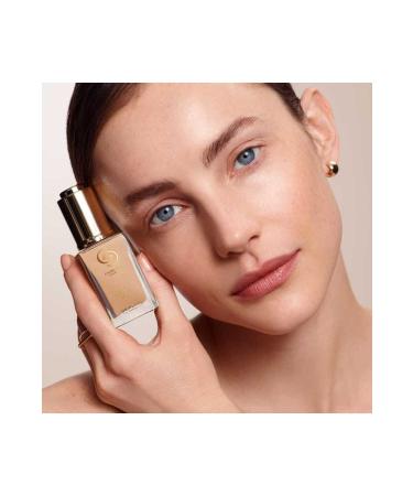 Oriflame Giordani Gold Vegan Foundation SPF 25 Formulated with Hyaluronic Acid Offering 8-Hour Moisture Support - Buy Online on GoSupps.com