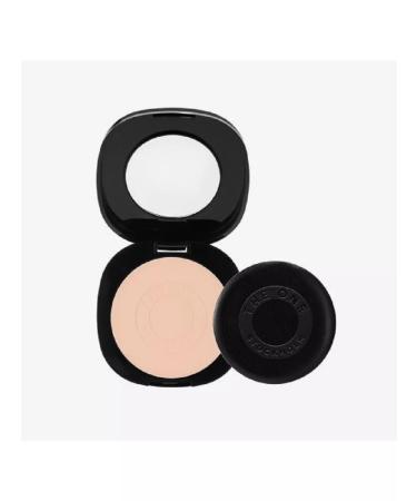 Oriflame The compact matting powder The One Everlasting. The tone is light