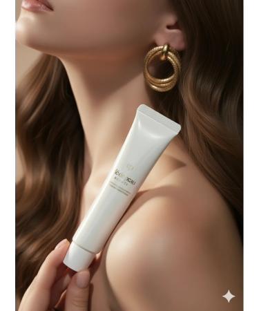 Cle de Peau Beaute Cream and cosmetic bag - Buy Online on GoSupps.com