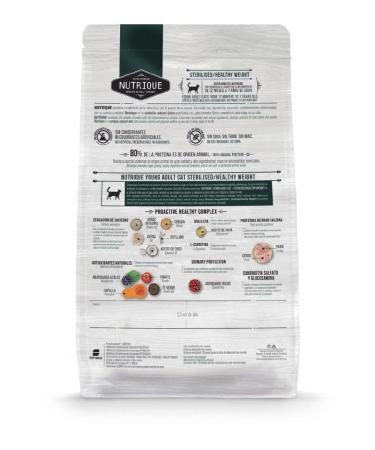 Vitalcan Dry food for sterilized cats Nutrique chicken 7.5 kg - Buy Online on GoSupps.com