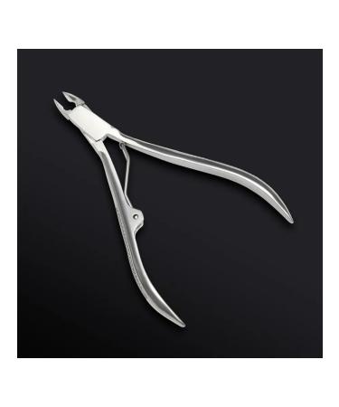 Manicure nippers for a professional level cuticle