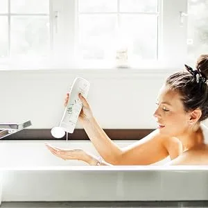 ATTITUDE Super Leaves Science Natural Shampoo Moisture Rich Quinoa & Jojoba 16 oz (473 ml) - Taking a bath