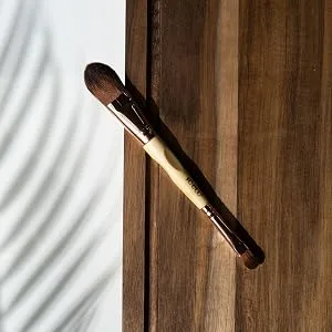 So Eco Foundation and Concealer Brush - Close up of So Eco Foundation & Concealer Brush