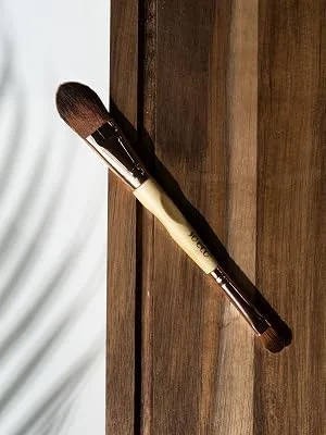 So Eco Foundation and Concealer Brush - Close up of So Eco Foundation & Concealer Brush