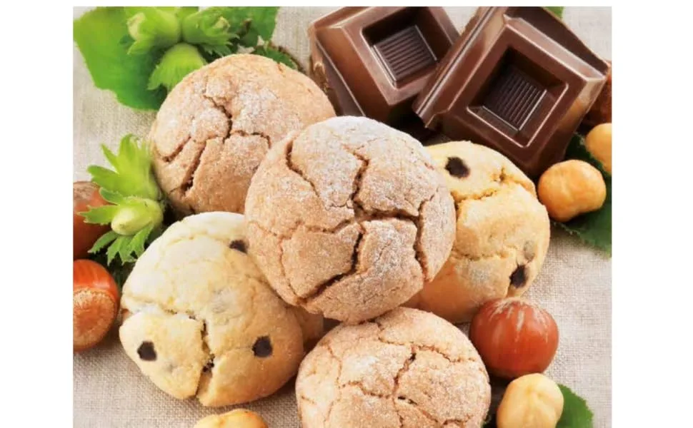 Mother's Day Gift - Amaretti Biscuits | Traditional Soft Amaretti Authentic Italian Biscuits | In A White Gift Box Premium Biscuits with Chocolate Drops - Enjoy All Year Round 160g - amaretti biscuits italian coffee gift Xmas enjoy with wine liquour tea hot chocolate gifts cookie