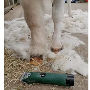 Cordless MD Roamer Cob Kit Horse Clipper/Trimmer with 10F and 7 Skip Blades - for Feathers and Hogging Manes - Legs