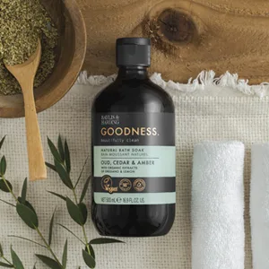 Baylis & Harding Goodness Oud Cedar & Amber Bath Soak 500 ml (Pack of 3) - Vegan Friendly - Lifestyle Image