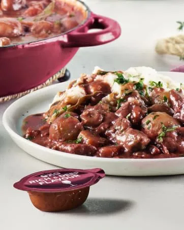 OXO Stock Pots Succulent Chicken With Garlic & Thyme With Real Meat Juices 4 x 20 g (80 g) - Lifestyle Image