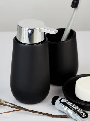 Wenko 15197100 Toothbrush cup Arctic White - plastic 7.1 x 10.2 cm white frosted - Schwarz und Weiß - mal ausdrucksstark, mal dezent.