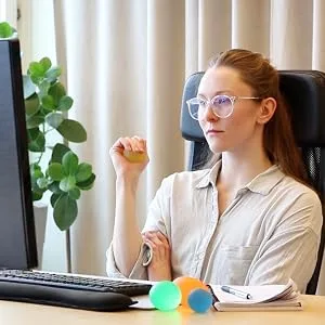 The Friendly Swede 3 pieces of egg -shaped grip balls - anti -stress ball hand trainer and finger trainer with different hardness degrees extra small - at work