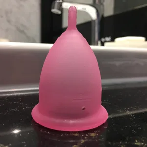 CozyCup Menstrual Cup CLASSIC - Made in Germany with cleaning cup and fairtrade organic bag (size 1 red) 1 red - Menstruationsbecher