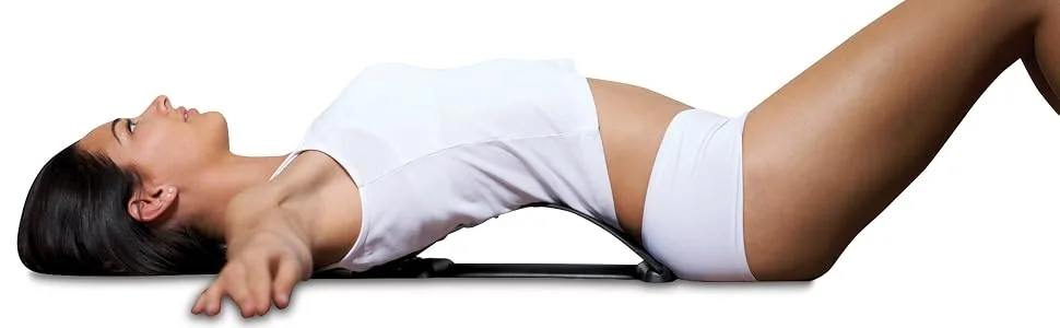Bodi-Tek R ckendehner Backmagic Plus - Lady liegt auf Bodi Tek Rücken Magic Back Stretching Gerät