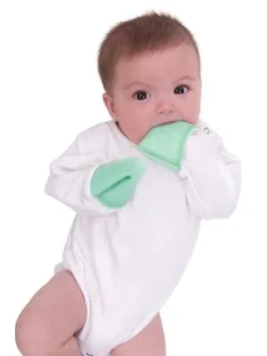 Munchy Mitts Baby Romper with Integrated Teething Mitt 3-6 Months Mint Green - Munchy Mitts in Aktion