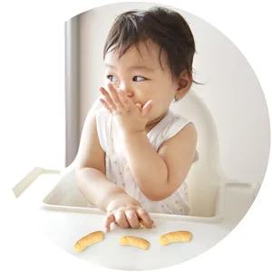 Gerber Snacks for Baby Value Pack Lil Crunchies Mild Cheddar & Veggie Dip 1.48 Ounce (Pack of 8) - Baby eating Lil